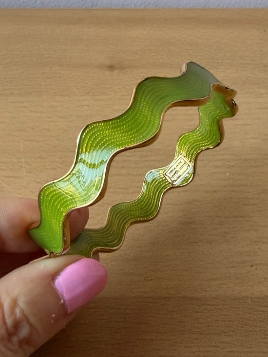 KATE SPADE NEW YORK AVOCADO GREEN ENAMEL WAIVY BANGLE BRACELET GOLD TONE METAL - Picture 14 of 16